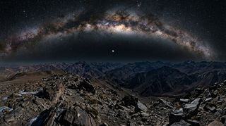 Horizonte de La Tierra sola en el vacío, escena (recreación con IA, imagen 3)